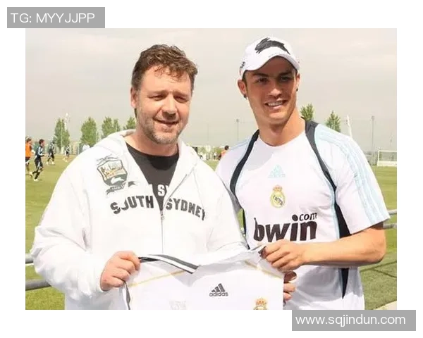 奥斯卡与足球明星亲密合影展现运动与艺术的完美融合